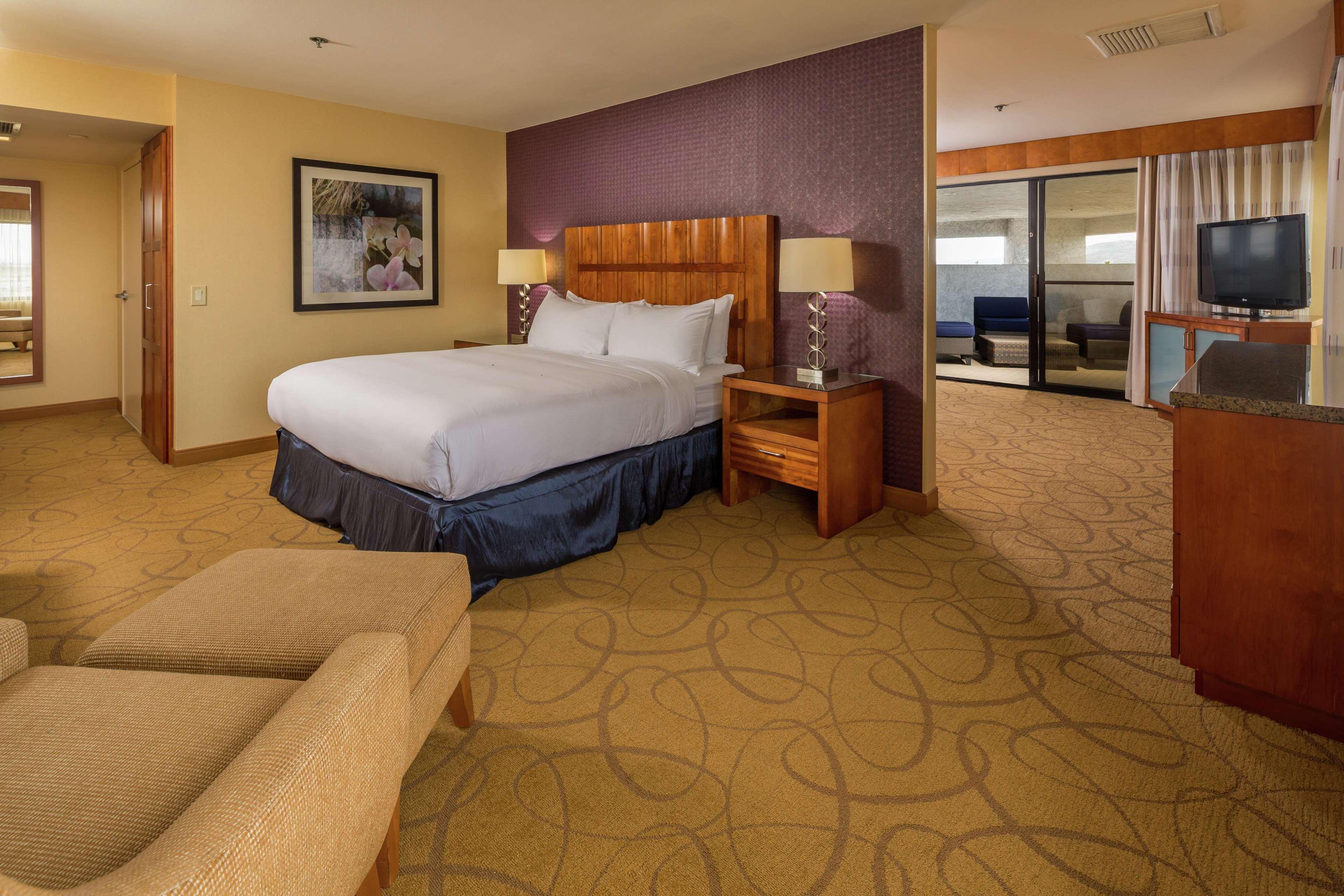 Doubletree By Hilton Carson Hotel Bagian luar foto