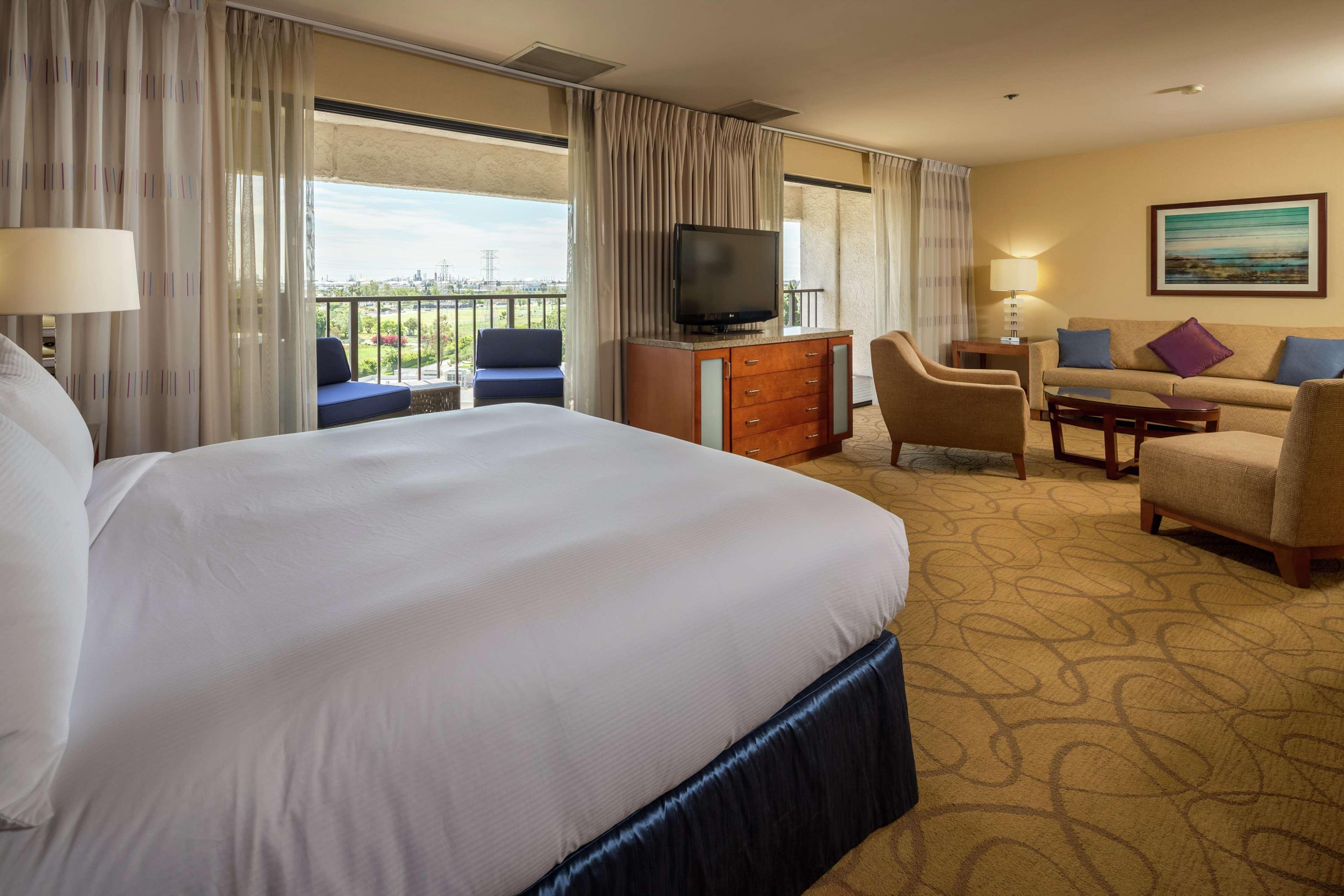 Doubletree By Hilton Carson Hotel Bagian luar foto