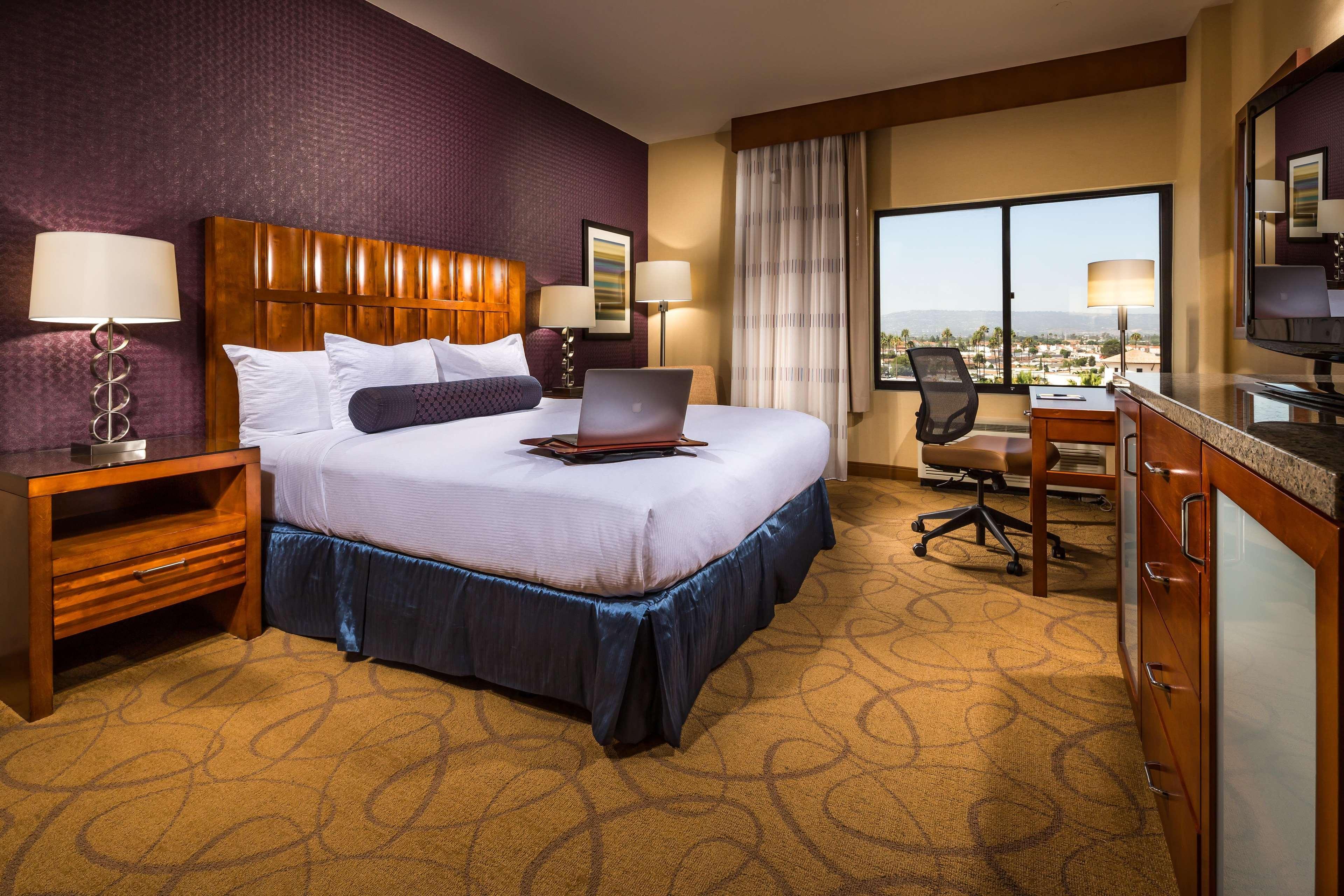 Doubletree By Hilton Carson Hotel Bagian luar foto