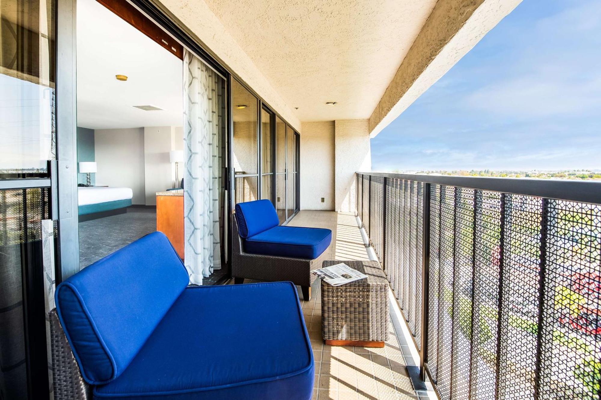 Doubletree By Hilton Carson Hotel Bagian luar foto